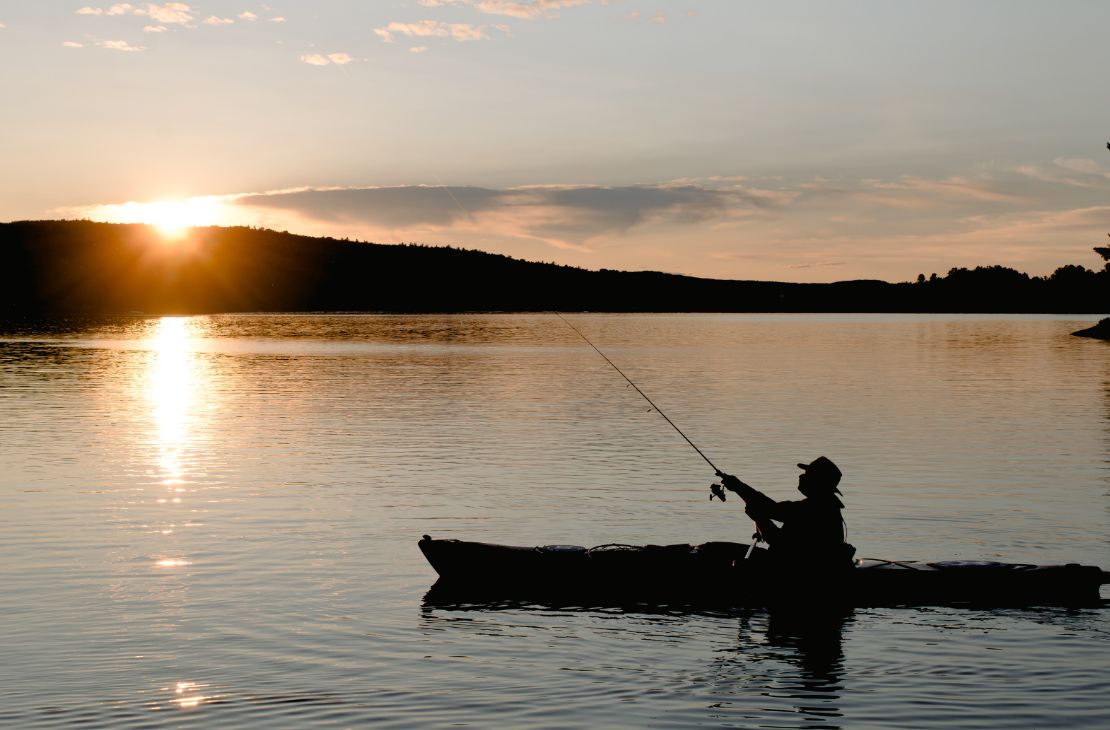 Pesca está liberada com limite de tamanho de peixe e restrição de rios; confira cartilha