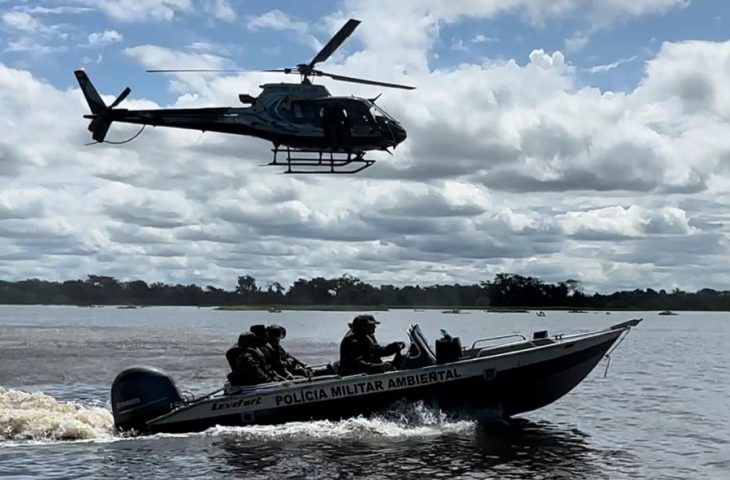 Com reforço de helicóptero, PMA prende caçadores e apreende petrechos ilegais na fronteira