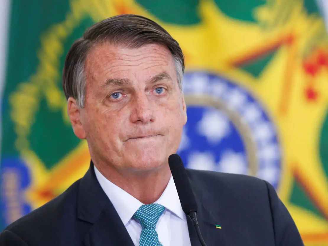 Defesa de Jair Bolsonaro avisa que irá entregar joias sauditas