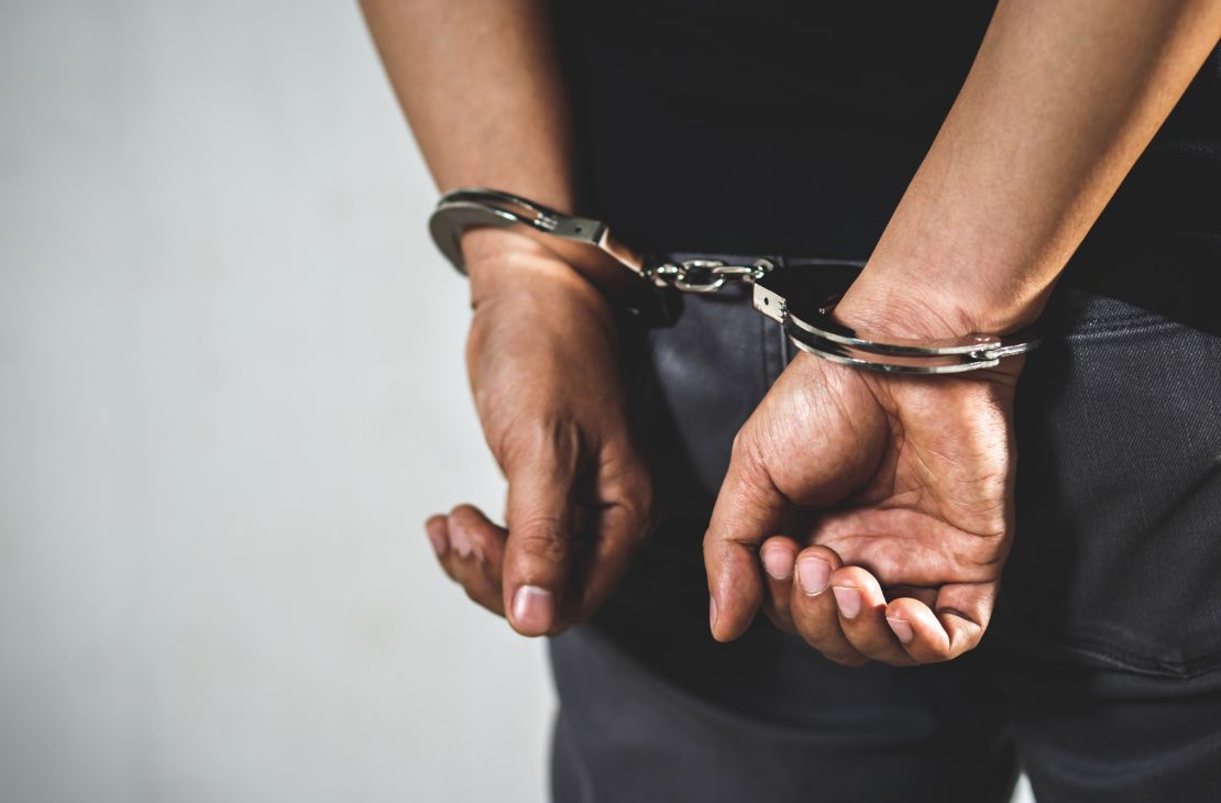 Suspeito de matar a ex-companheira a facadas na frente da filha é preso escondido embaixo de cama em MS