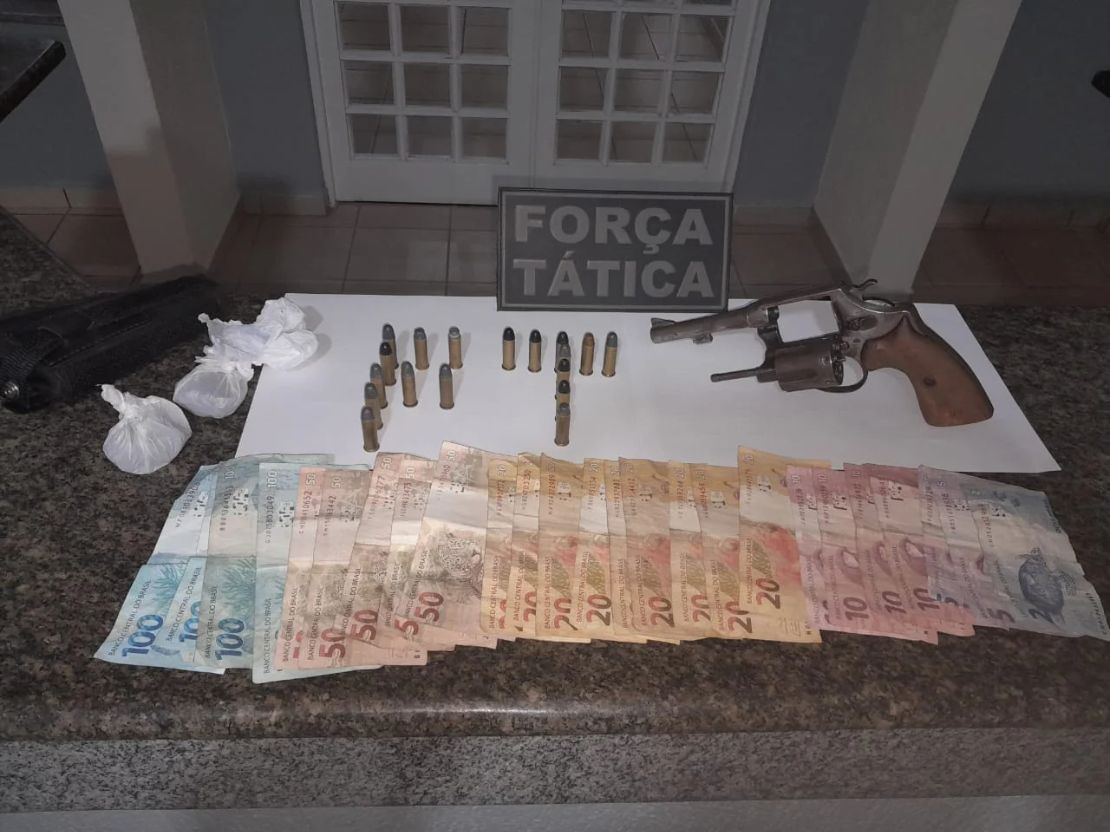 Polícia Militar prende jovem em flagrante por porte ilegal de arma e tráfico de drogas em Coxim