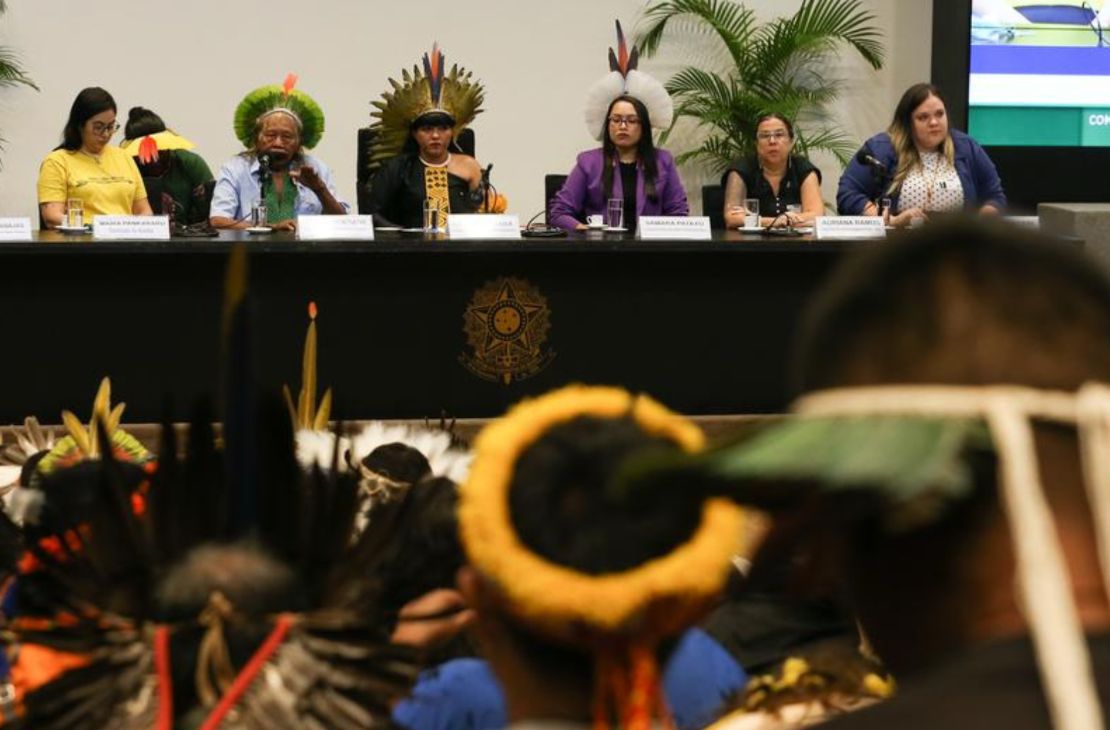 Líderes indígenas se unem contra projetos no Congresso