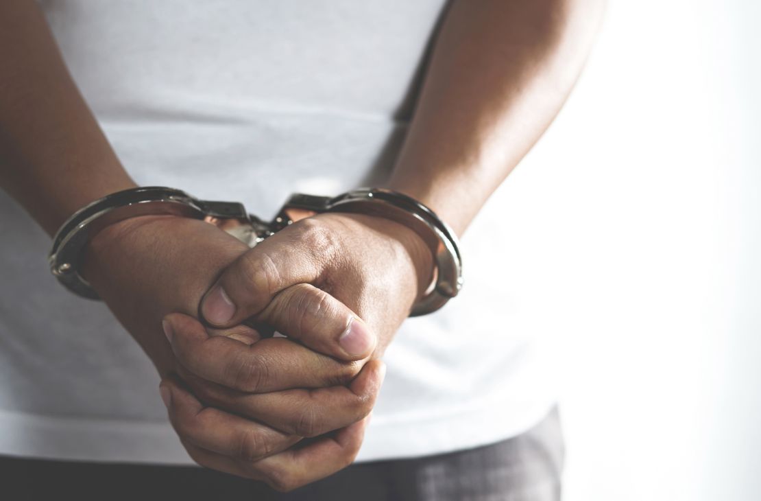 Mulher ouve marido abusando da filha de seis anos e chama a polícia