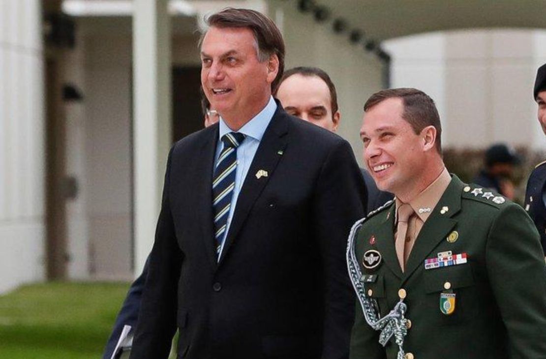 Ex-assessor de Jair Bolsonaro é preso em operação da PF