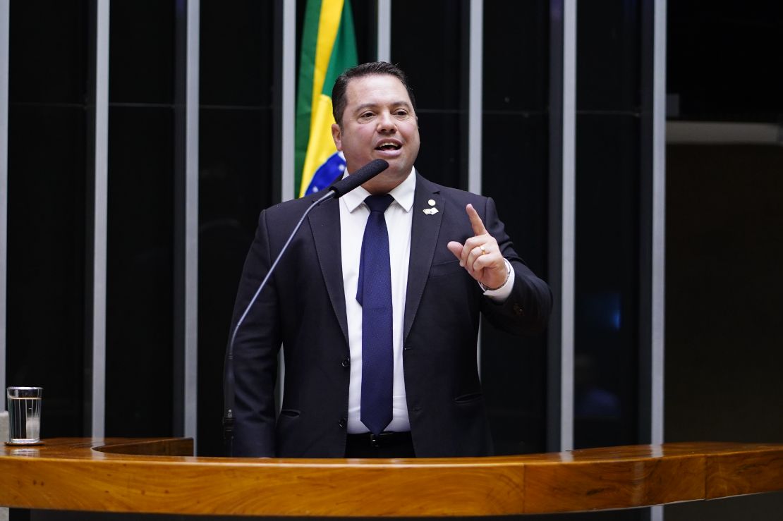Na Câmara, deputado de MS vota contra salário igual para homens e mulheres