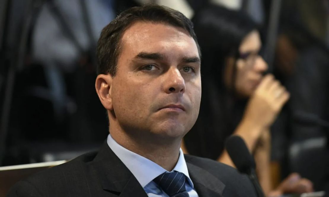 TSE multa Flávio Bolsonaro em R$ 5 mil por fake news contra Lula