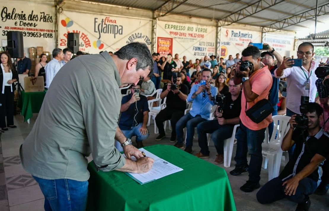 Governo do Estado entrega rede de esgoto, arena esportiva, feira para produtores e lotes em Rio Verde