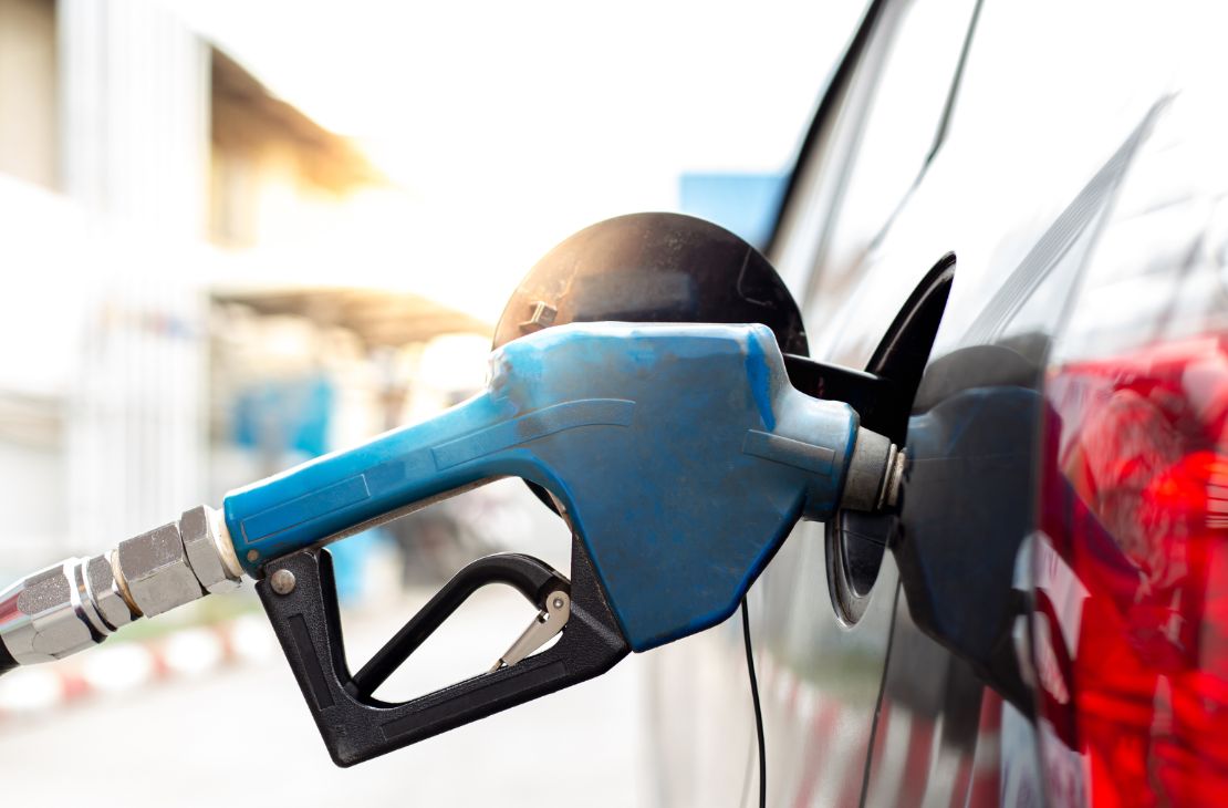 Petroleiros aprovam medida que barateia preço dos combustíveis