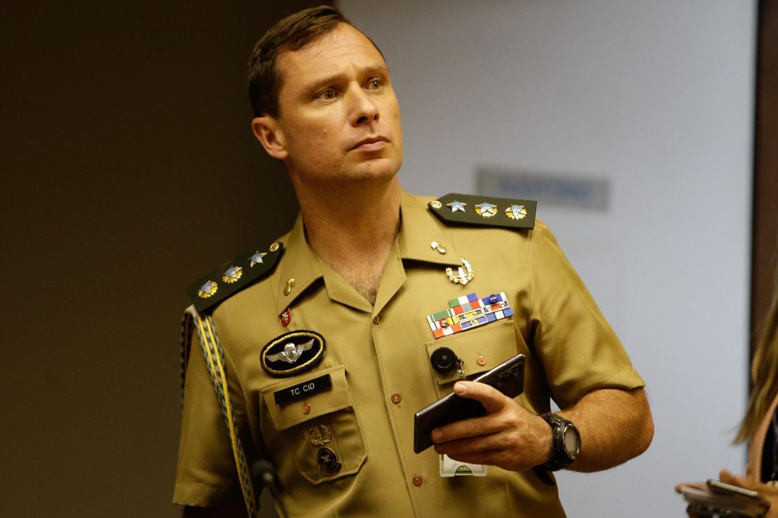 Mauro Cid fica em silêncio durante depoimento e deixa sede da PF