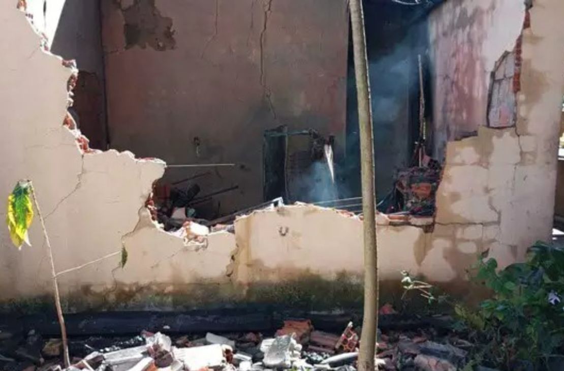 Idosa é resgatada de casa em chamas após ser trancada pelo marido em Coxim