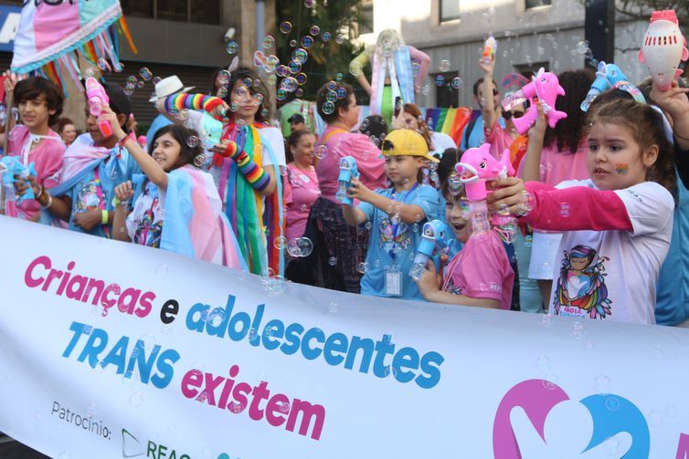 Parada LGBT une luta por políticas e festa na Avenida Paulista