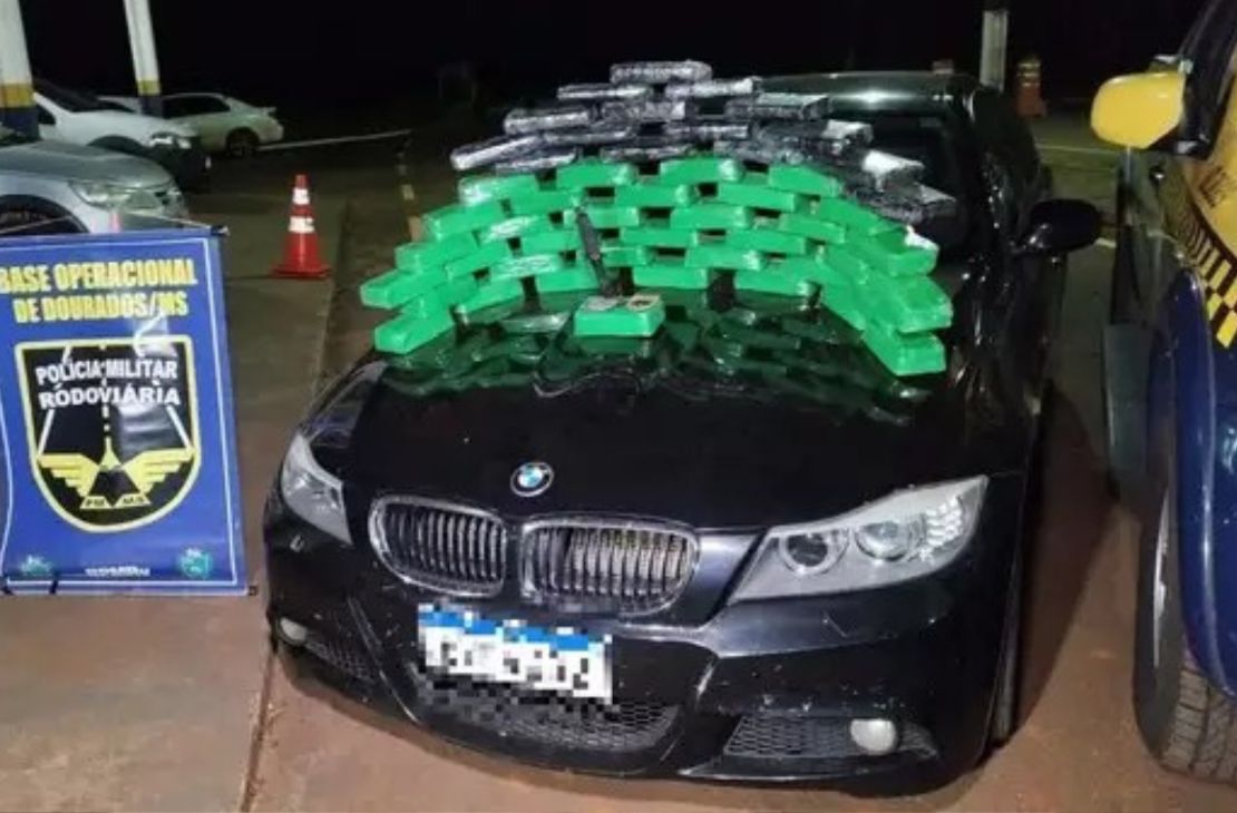 Motorista é preso ao transportar 55 quilos de cocaína e pasta base em BMW