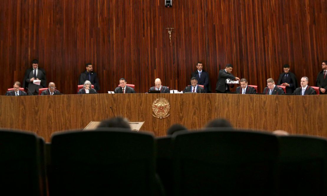 Com o placar de 3x1 pela inelegibilidade de Bolsonaro, TSE suspende julgamento