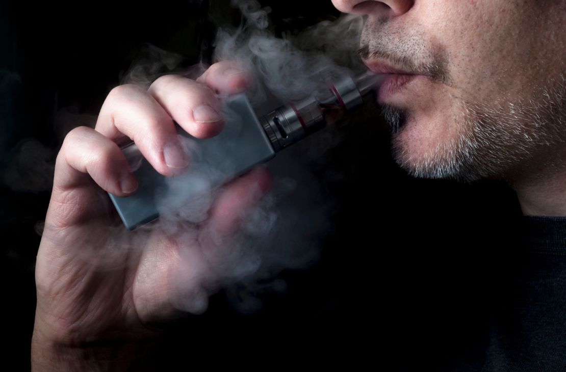 Apesar de proibida, venda de cigarros eletrônicos continua no Brasil
