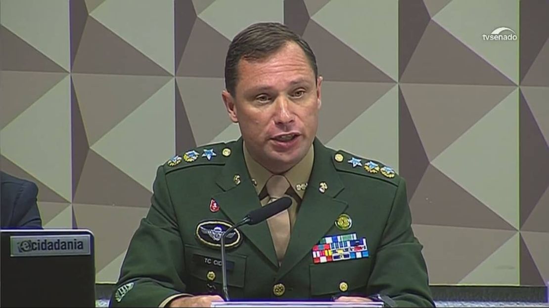 Mauro Cid vai confessar que Bolsonaro mandou vender joias e recebeu dinheiro vivo, diz advogado