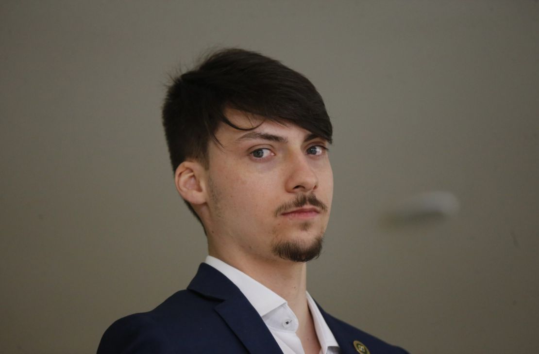 Filho de Bolsonaro, Jair Renan é alvo de operação e tem celular apreendido pela polícia