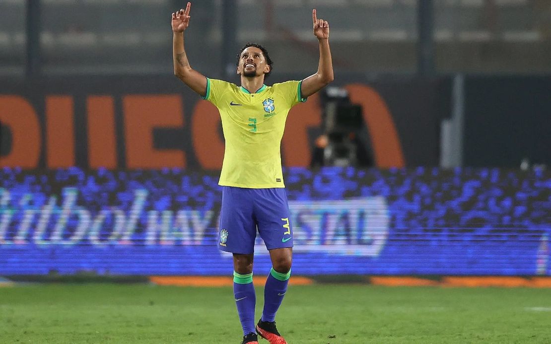 Brasil supera falta de inspiração, vence Peru com gol no fim e lidera as Eliminatórias