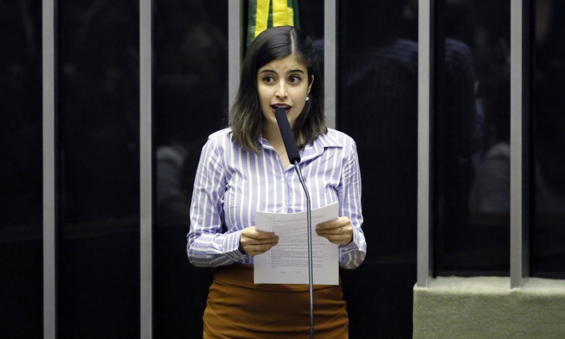 Tabata Amaral vai à Justiça contra PL que proíbe casamento homoafetivo