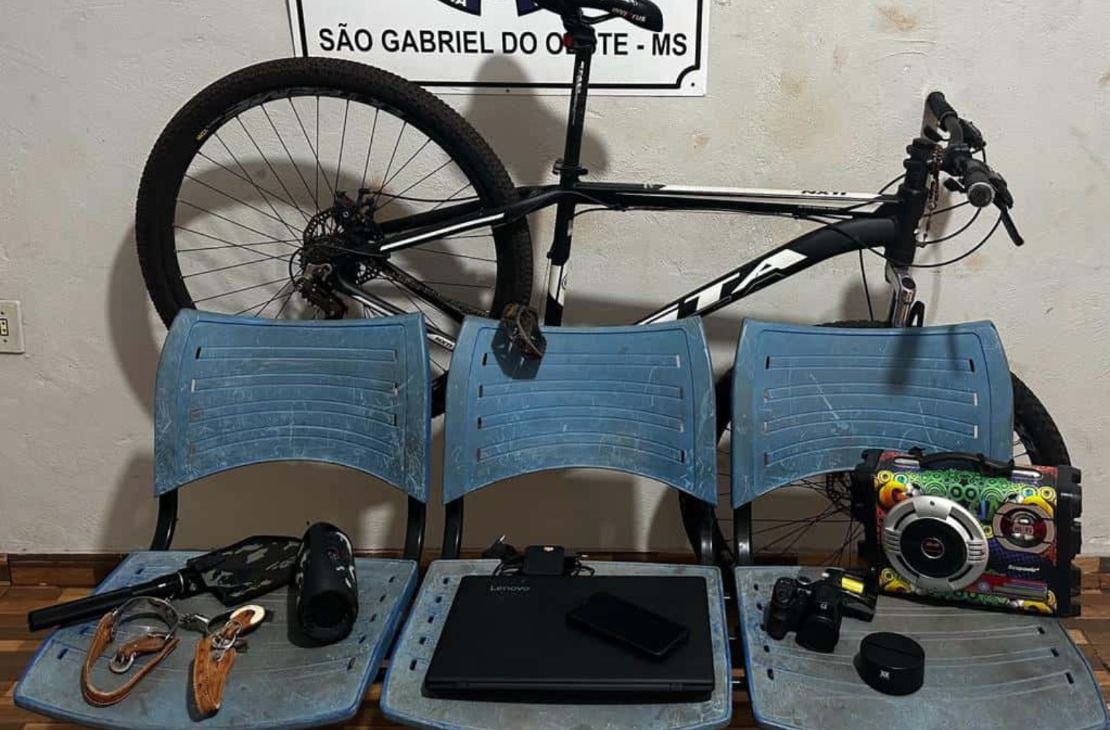 Fugindo em bicicleta, homem é detido na BR-163 transportando produtos furtados em São Gabriel