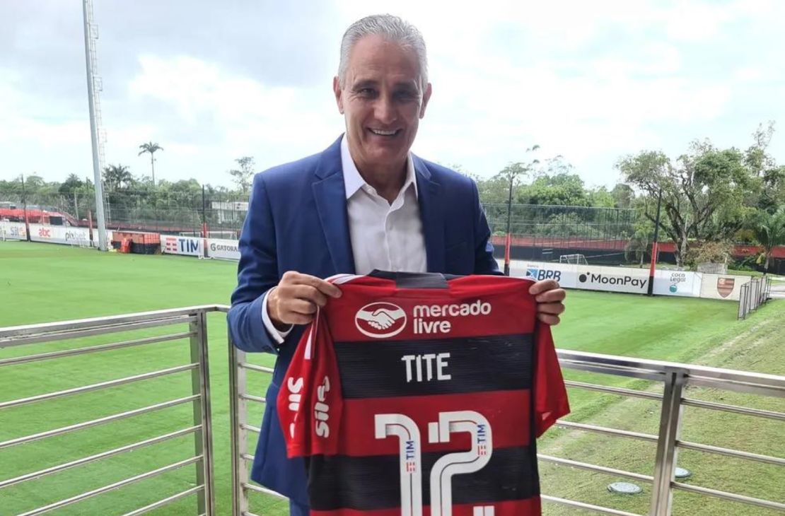 Tite chega ao Ninho do Urubu para trabalhar e exibe camisa do Flamengo