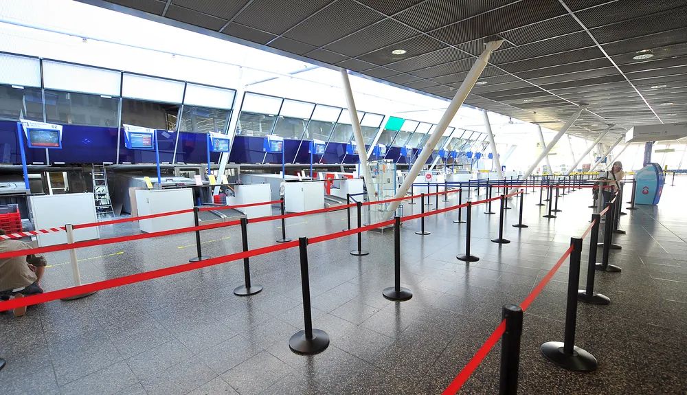 Seis aeroportos são esvaziados na França por ameaças de atentado