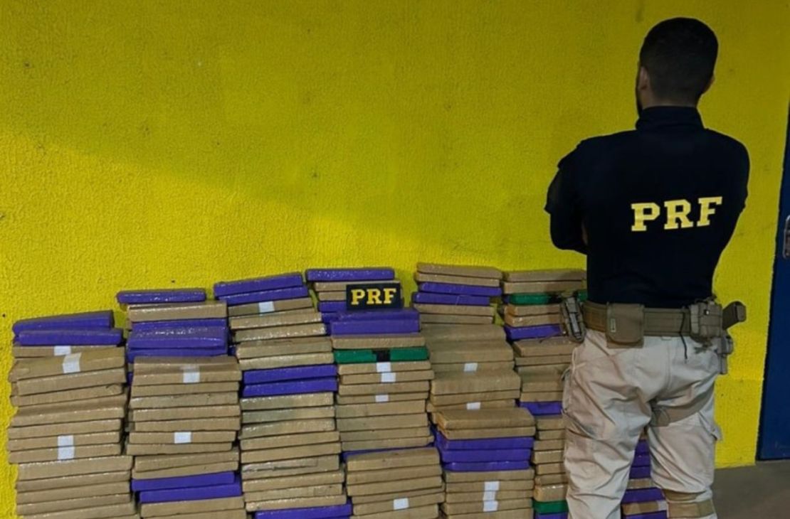 PRF apreende 527 Kg de maconha e recupera veículo em Coxim (MS)