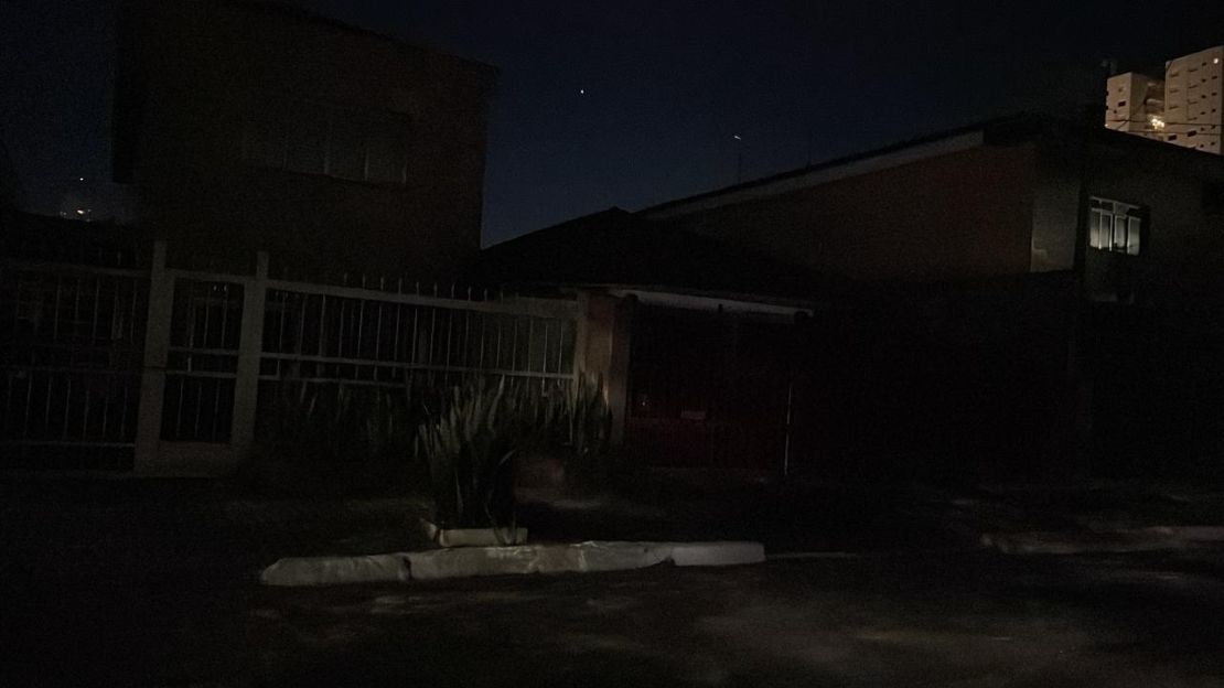 SP: Cerca de 500 mil clientes continuam sem luz 3 dias após chuva, diz Enel