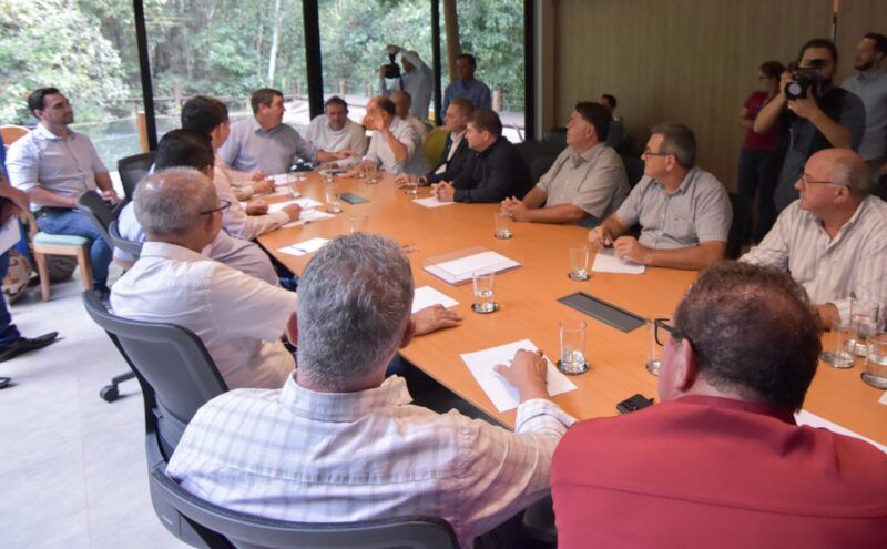 Edilson Magro apresenta demandas de Coxim ao governador Eduardo Riedel em reunião do Cointa