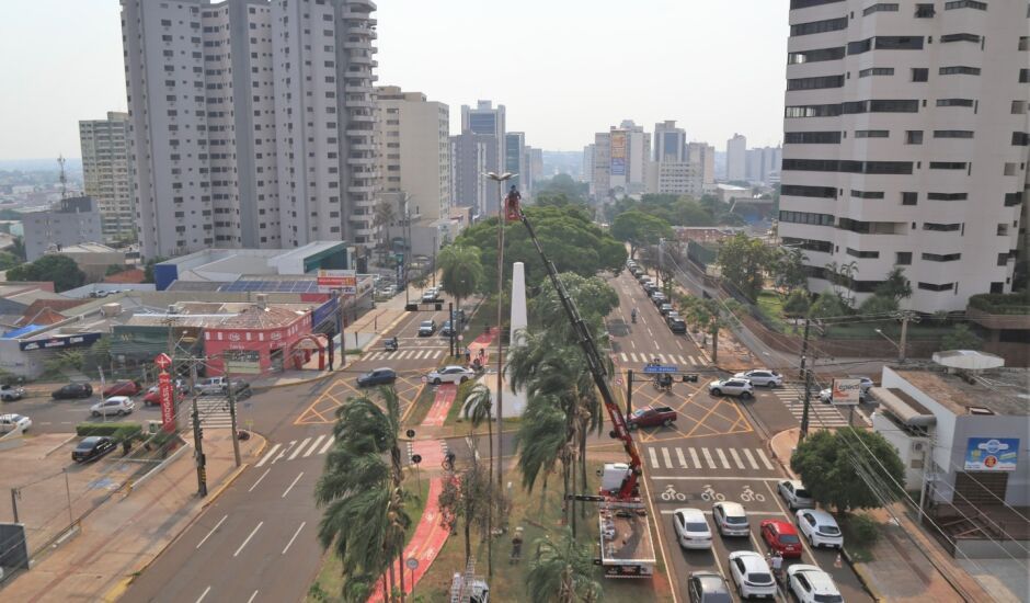 Luzes de natal começam a ser instaladas na Capital