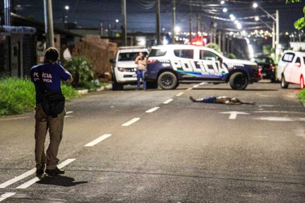 Homem é executado a tiros na porta de casa na Capital