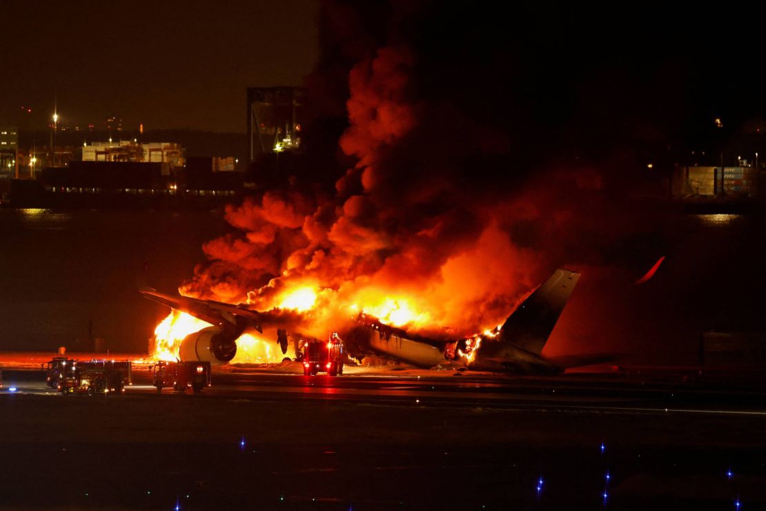 Avião com 379 pessoas a bordo pega fogo após colisão no Japão; cinco morrem em aeronave menor