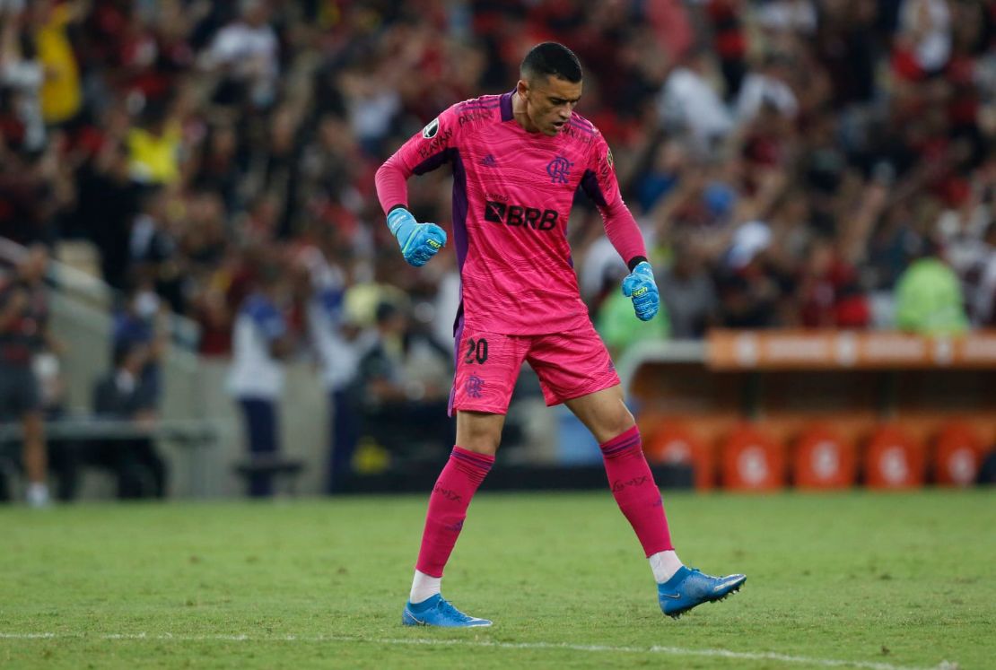 Fortaleza encaminha a compra do goleiro Santos, do Flamengo