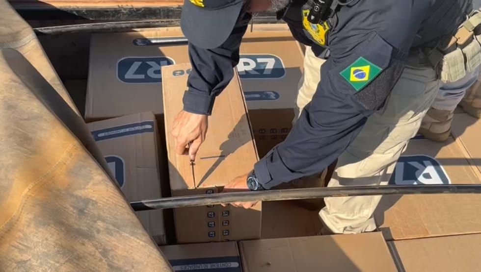 Caminhoneiro é preso com 300 mil maços de cigarros e munições na BR-163, em Coxim