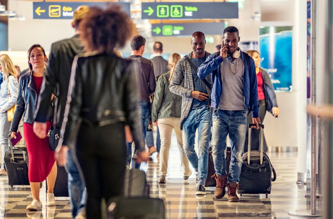 Aposentados e estudantes terão passagem de avião a R$ 200, anuncia Governo Federal