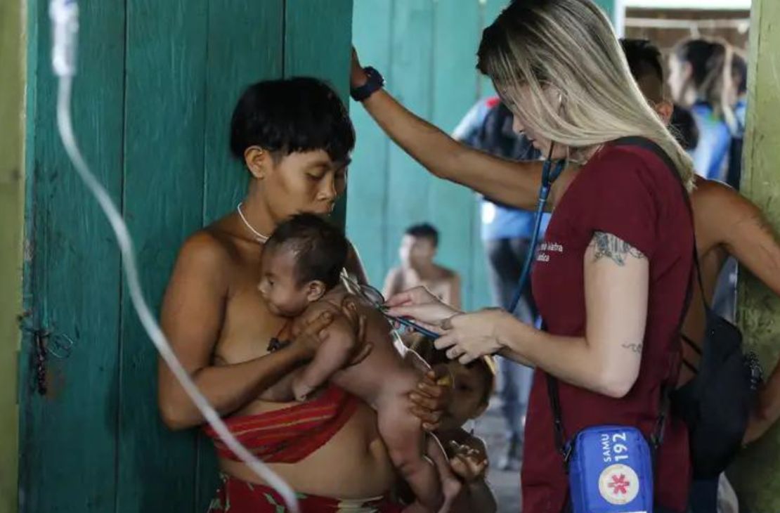 Garimpo desacelera, mas segue inviabilizando saúde do povo Yanomami