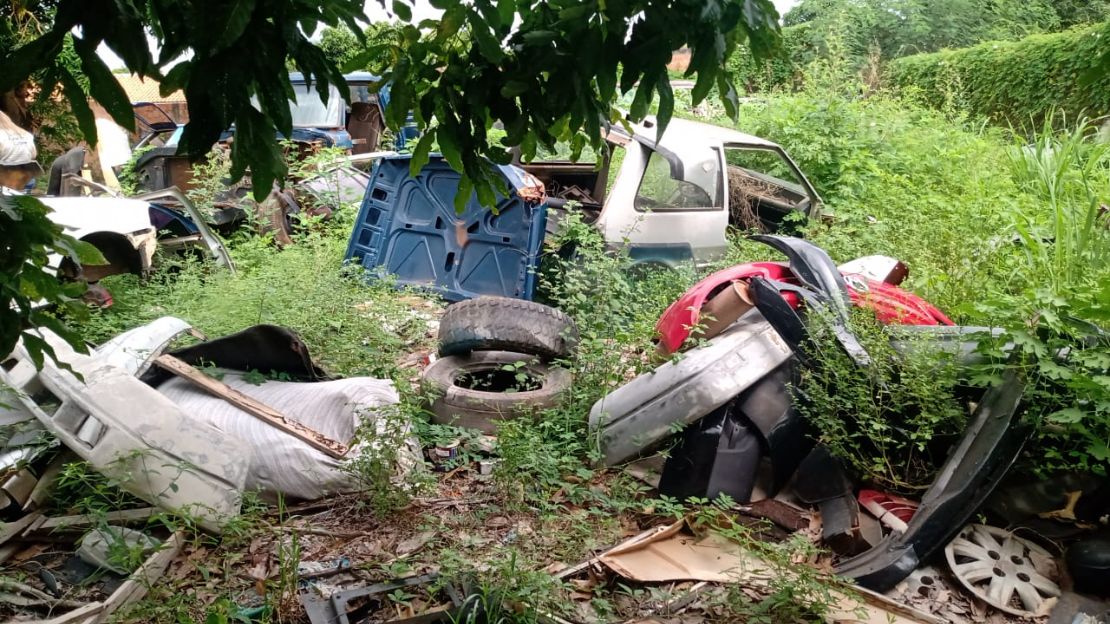 Prefeitura de Coxim multa proprietários de terrenos por acúmulo de lixo e água parada