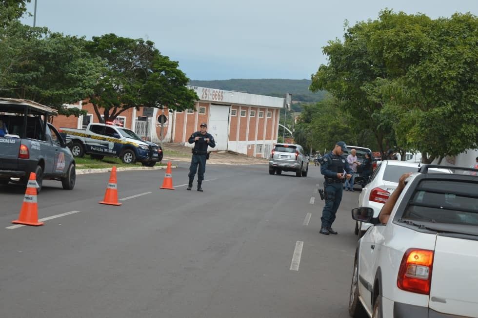 PM realiza blitz em Coxim: 20 notificações e três veículos recolhidos ao Detran por Irregularidades