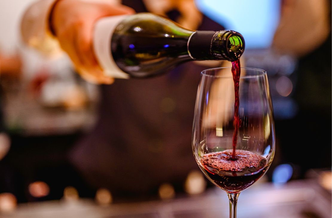 Os prós e contras de tomar vinho diariamente: Um olhar equilibrado sobre seus benefícios e malefícios