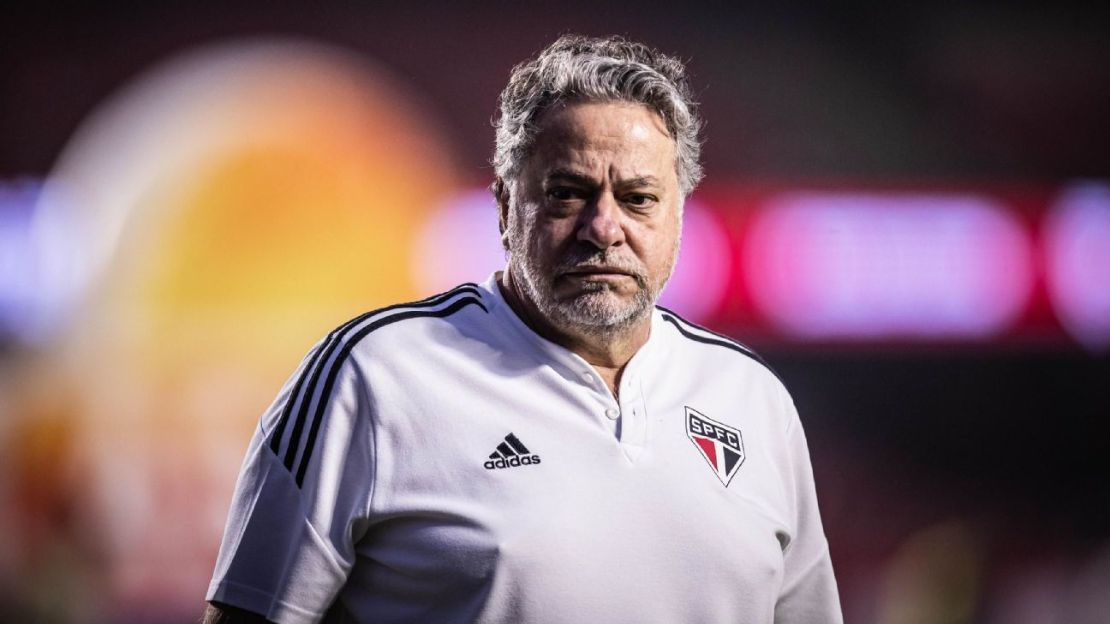 Presidente do São Paulo detona arbitragem de clássico: “Chega de o Abel apitar jogo”