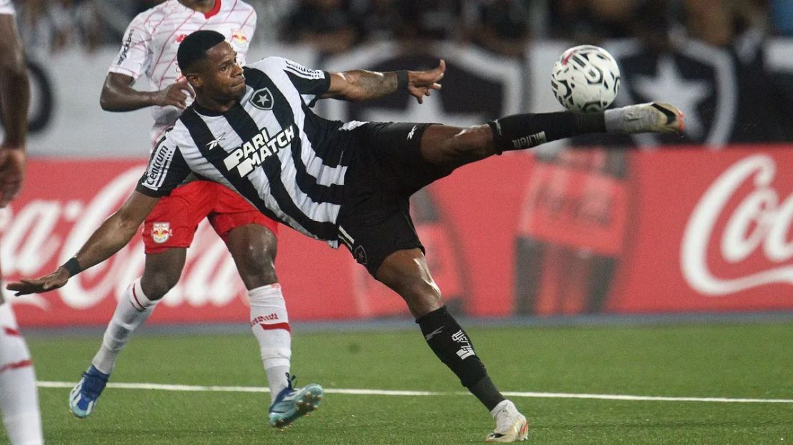 Libertadores: Botafogo vence Red Bull Bragantino com Júnior Santos inspirado