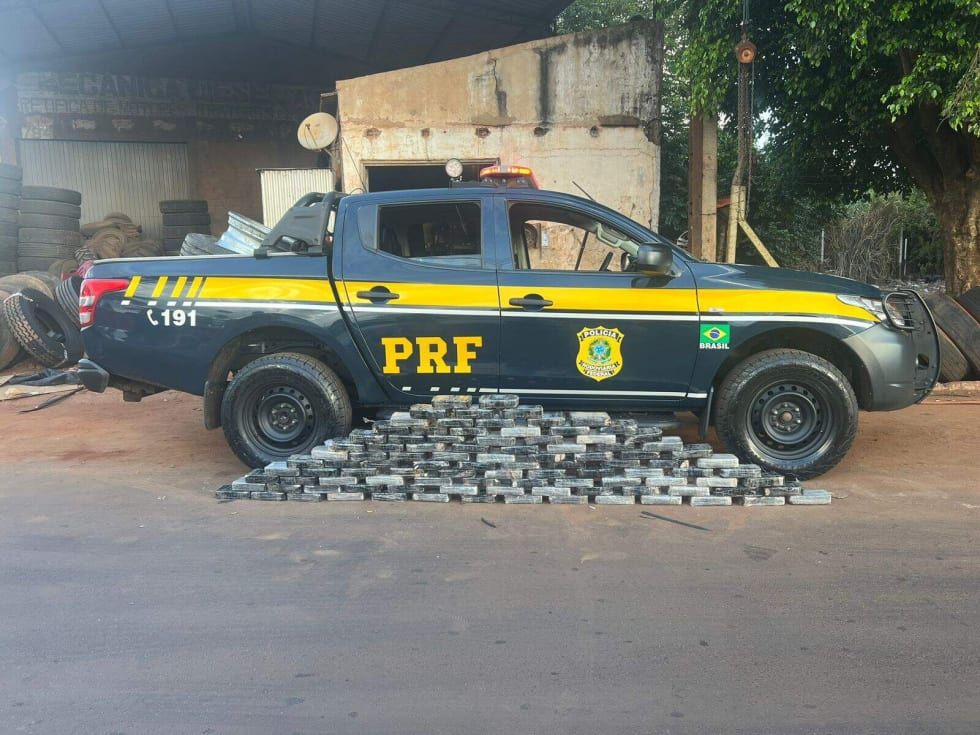 Polícia apreende 105 quilos de cocaína escondida em pneus de carreta em oficina