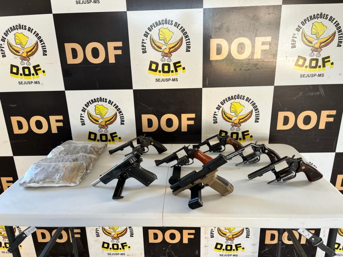 Mulher é presa com droga e arsenal de armas