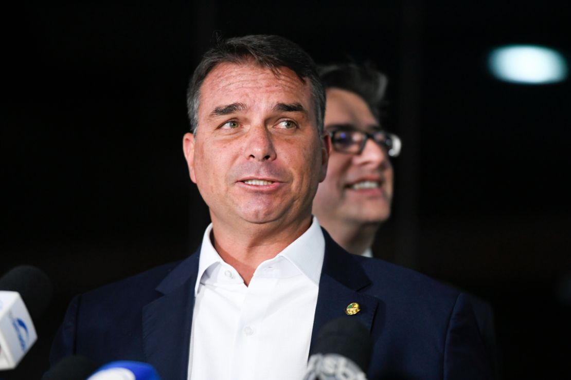 Flávio Bolsonaro usa Roda Viva para defender Musk e, sem provas, atacar o TSE