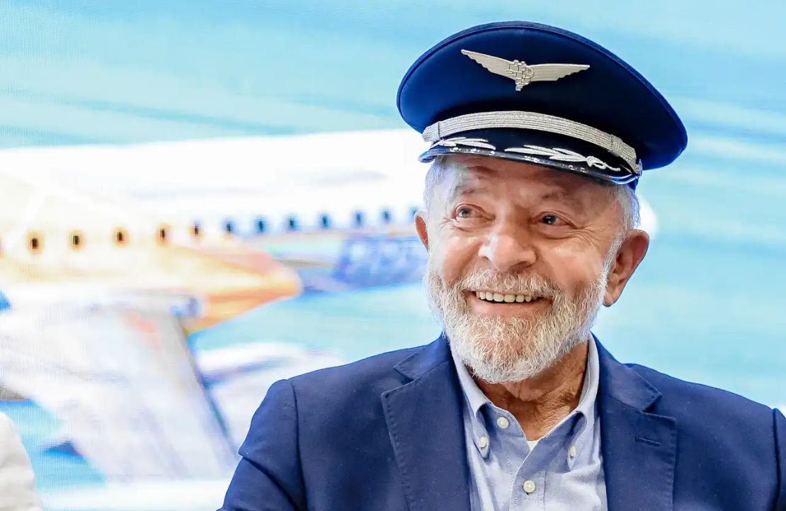 Azul investe R$ 3 bi em 13 aeronaves da Embraer e “batiza” avião na presença de Lula