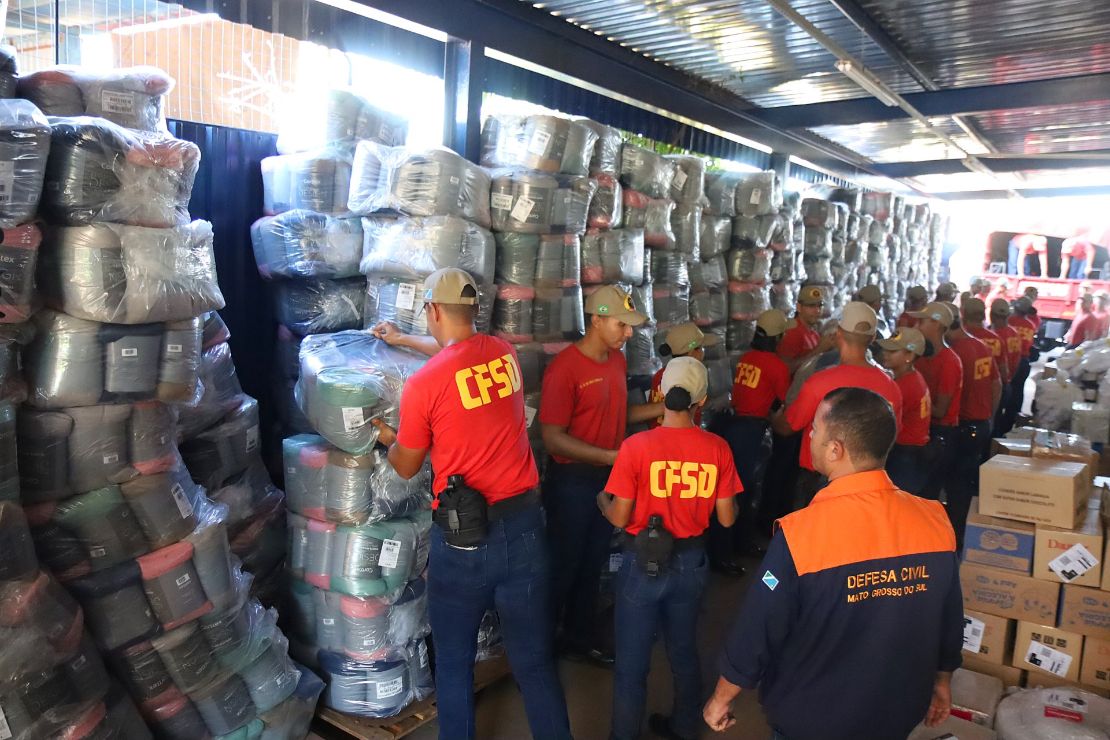 Mato Grosso do Sul inicia o envio de 15 mil cobertores doados para o Rio Grande do Sul