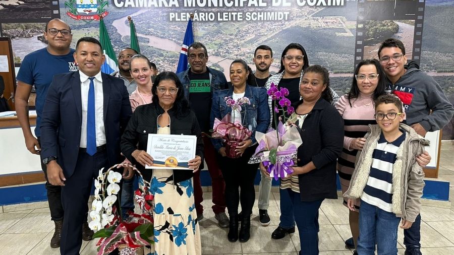 Vereadores entregam moções de congratulação para homenageados neste mês de maio
