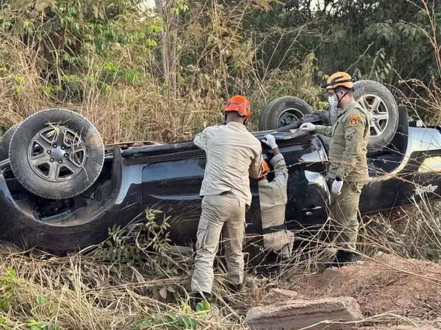 Motorista abandona caminhonete capotada às margens de rodovia, em Coxim