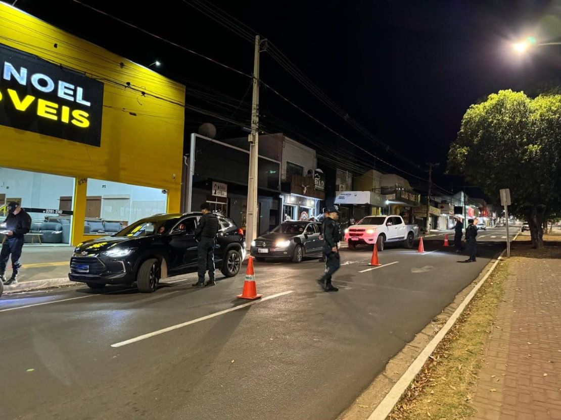 Blitz em Coxim: Ação da Polícia Militar foca na segurança e prevenção de crimes