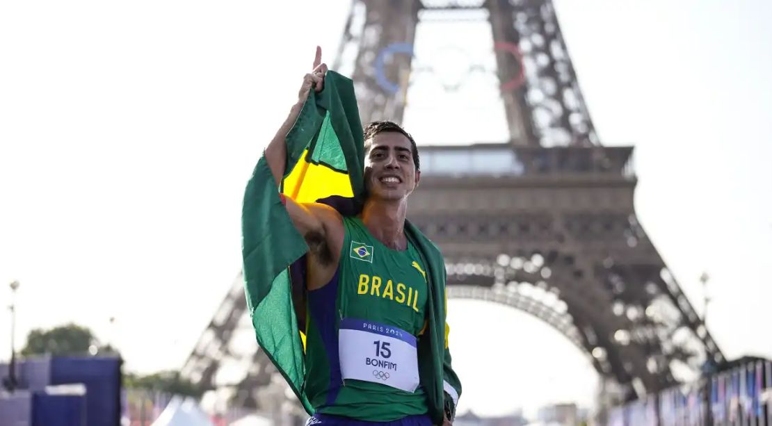 Caio Bonfim, prata em Paris, foi jogador de futebol e teve doença grave; veja