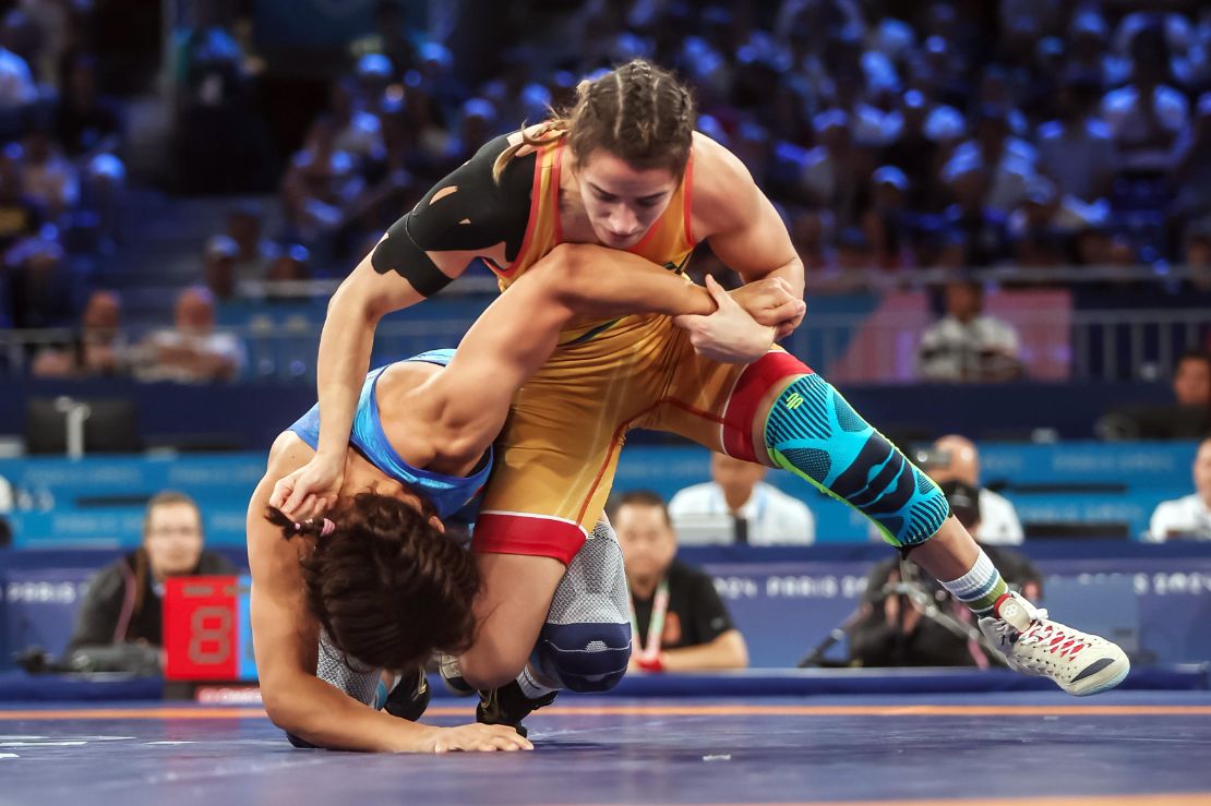 Giullia Penalber avança e luta pelo bronze no wrestling nesta sexta